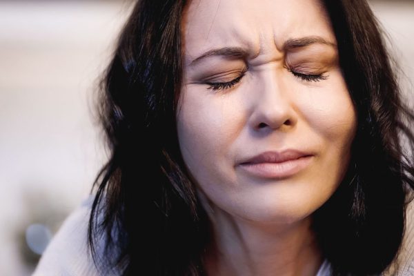 Юля вышла из лифта и остолбенела, когда увидела, кто стоит в дверях ее квартиры