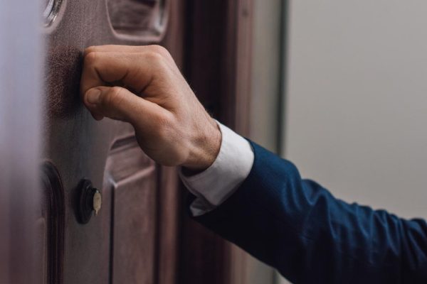 Однажды в дверь постучали, на пороге стояла свекровь и какой-то незнакомый мужчина в опрятном костюме