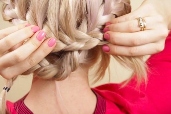 Если мыть голову некогда: 7 идей для причесок, которые скроют жирные волосы.