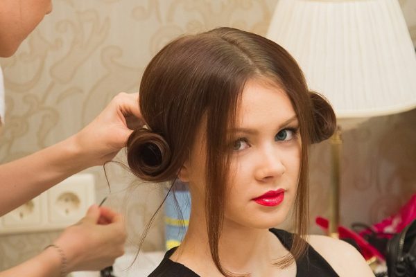 Сходила к парикмахеру и узнала, как сделать женственную прическу. Теперь только сама!