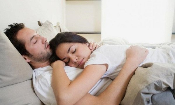 парень и девушка спят