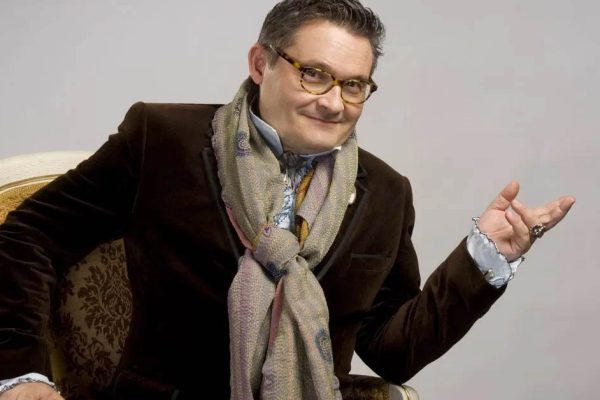 Какую одежду запрещает носить красивым дамам Александр Васильев