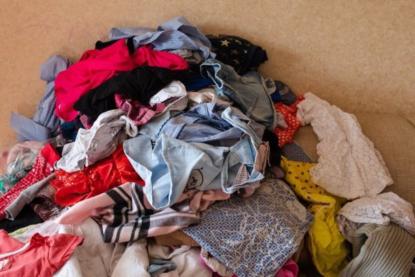 Куда девать поношенную одежду
