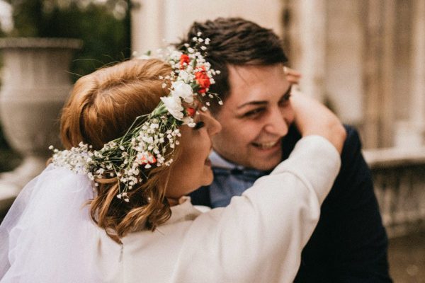 Желая позубоскалить над бывшей женой, пригласил ее на свою вторую свадьбу, но простушка явилась на праздник не одна