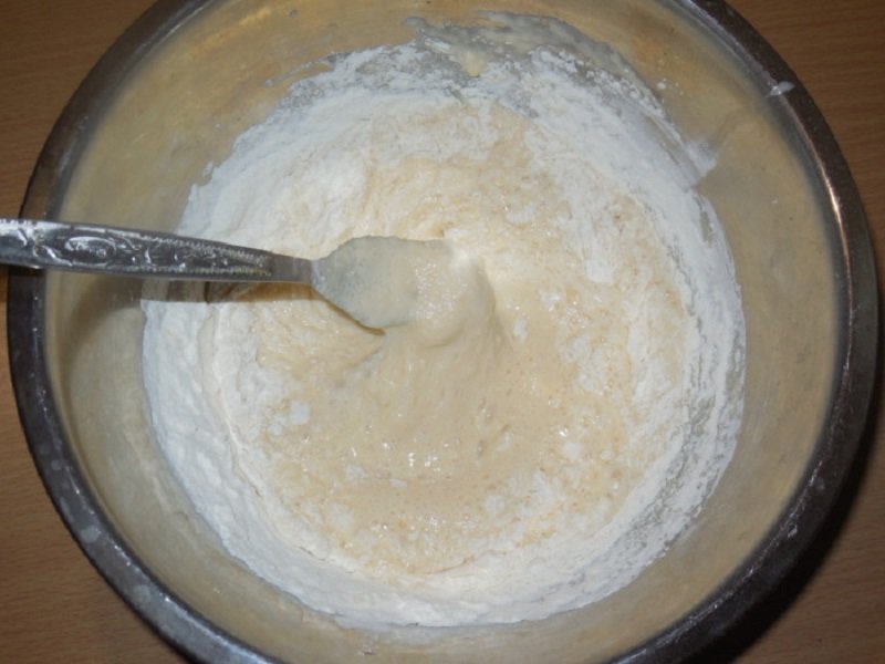 В дрожжевое тесто добавляют соду. Тесто с манкой. Дрожжи добавляют в тесто. Манная каша тесто. Добавляем манку в тесто.