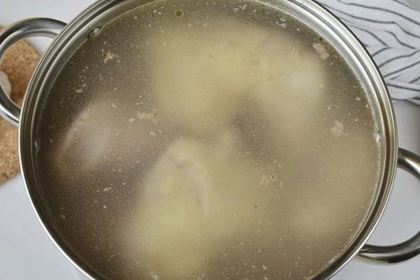 Решила первый раз в жизни сварить холодец, но не знаю, нужно ли сливать первый бульон, помогите молодой хозяйке