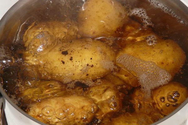 Чищу картофель в мундире одним движением, научилась варить правильно