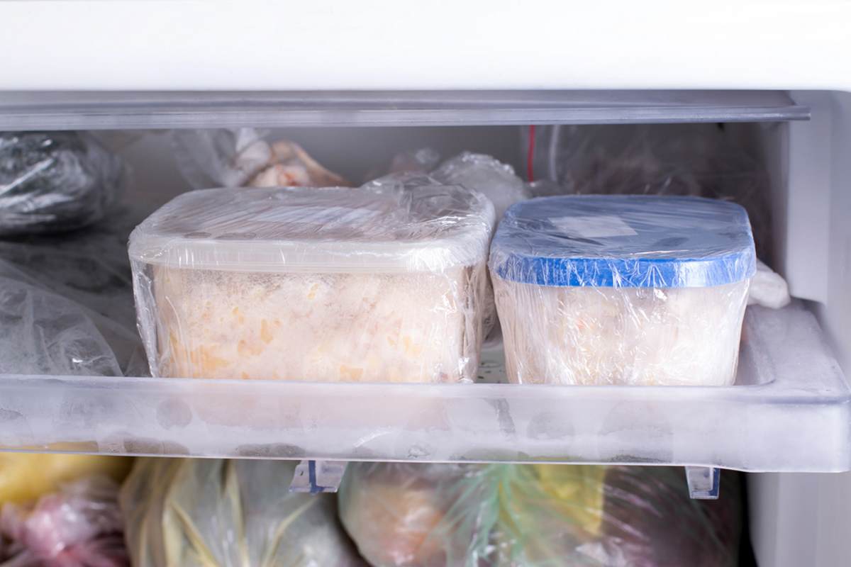 Заморозка риса. Замороженная курица в морозилке. Холодильник заморозка. Заморозка в контейнерах.