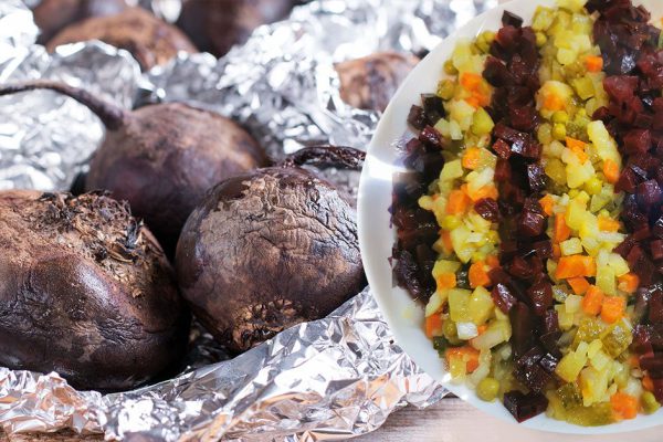 Чтобы винегрет не превратился в свекольное месиво, крошу его заранее и накрываю пленкой, подаю изысканным способом