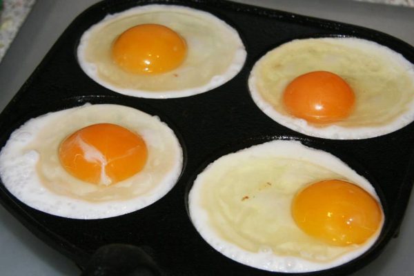 Надо ли жарить яичницу на сильном огне без крышки, объясняет шеф-повар