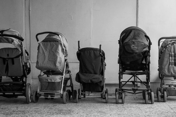 Вчера ко мне приперлась свекровь, она знала, что я дома, ведь под дверью была детская коляска, но я ее не пустила на порог