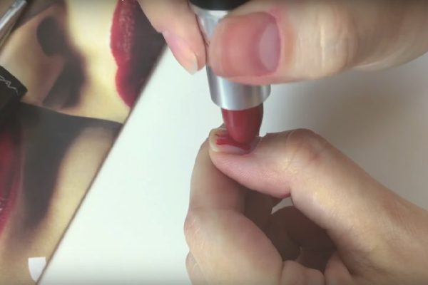 Закончилась подводка или помада — не беда! Необычные способы применения косметики.