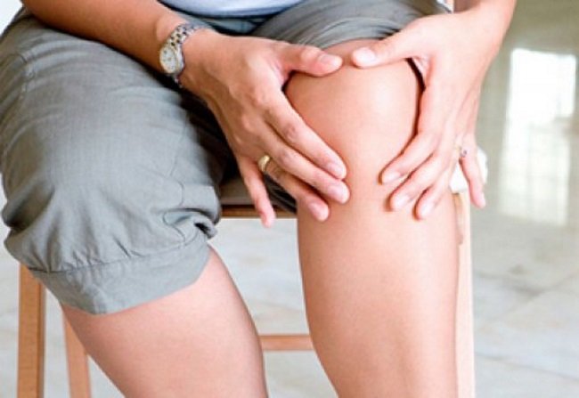 болит колено