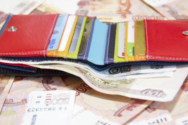 Когда работаешь на двух работах, а денег всё равно не хватает, помогут денежные приметы