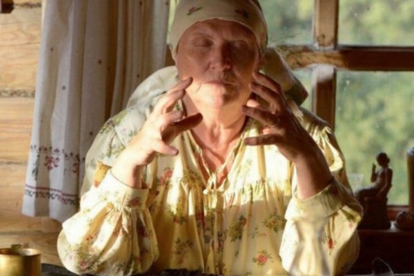 Баба Нина рассказала, почему нельзя разбавлять чай водой и хранить в доме пустые бутылки