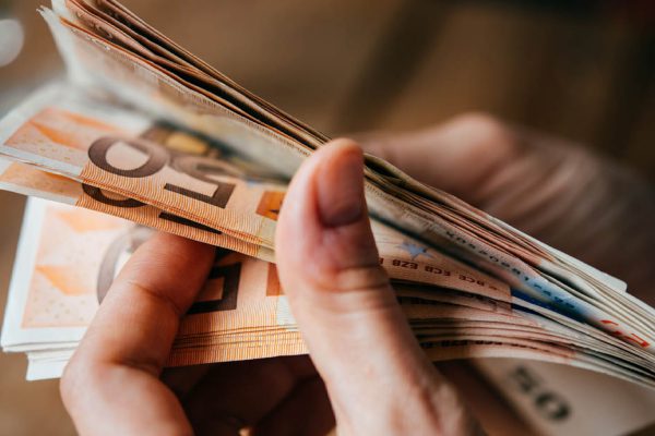 После 5 лет за границей мама вернулась домой, на празднике в ее честь она сообщила новость, от которой мне стало не по себе