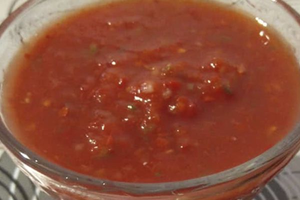 Разливаю приправу из помидоров без варки «Кобру» только в стекло, пластик не признаю