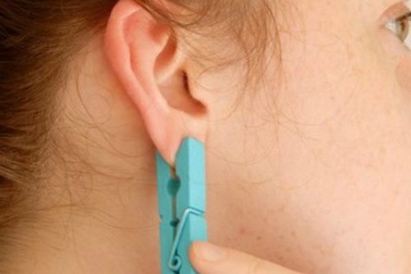 Она прицепила прищепку к уху. Узнав причину, ты будешь ошеломлен!