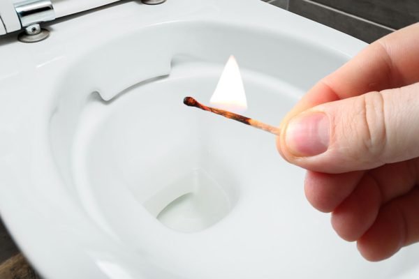 Я была в шоке, когда пожилой сантехник бросил зажженную спичку в унитаз, но теперь я и сама так делаю