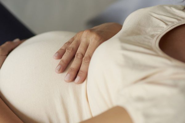 Муж привел в дом молодую беременную любовницу, велев мне убираться, но я молчать не стала