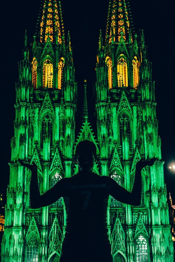 человек на фоне собора