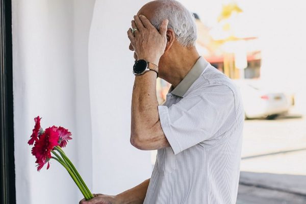 Старец хотел навестить дочь в день своего 70-летия, но она захлопнула дверь перед его носом