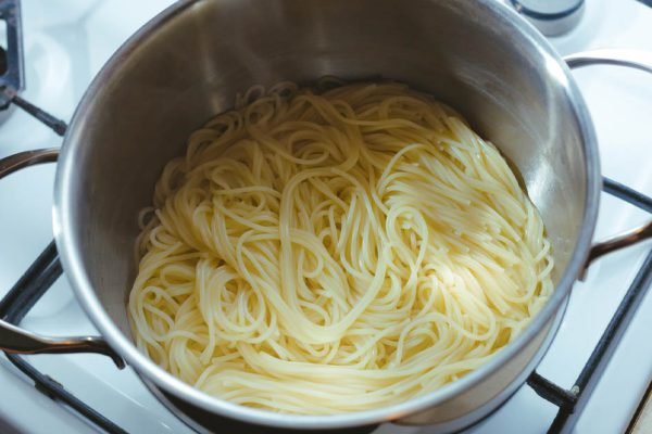 Рассказ о том, как мать учит взрослую дочь готовить спагетти, не понимая, что делает всё только хуже