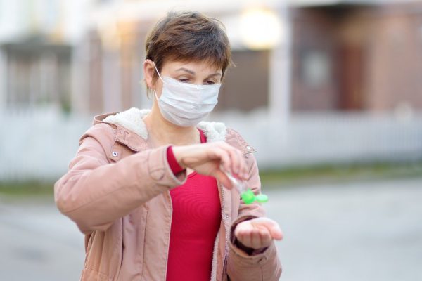 Даже если женщина выглядит отлично, есть привычки, которые выдают ее возраст хуже морщин