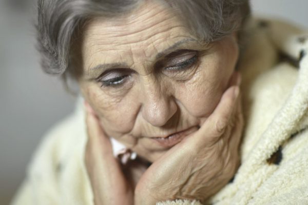 Сын принес на 8 Марта один несчастный тюльпан, а невестке огромный букет, и стало невыносимо горько