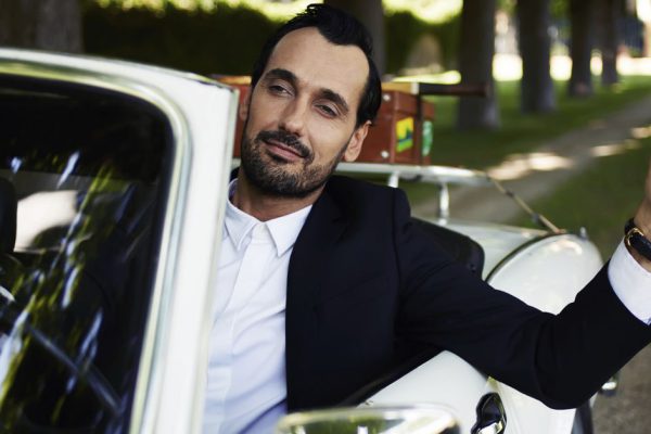 Жмот долго и натужно рылся в кошельке, чтобы никто не заметил пачку крупных купюр