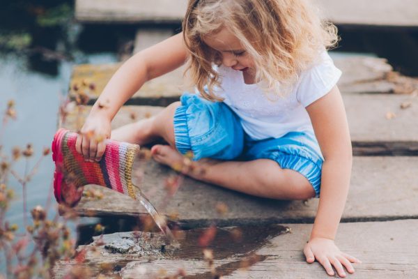 Деревенская мама объясняет, зачем учит малыша готовить и хлопотать по дому с младых ногтей