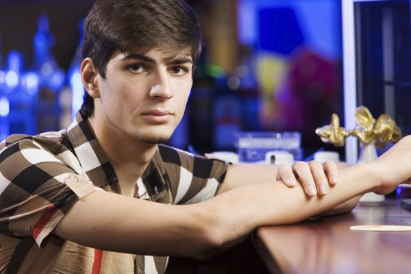 Бедняга пришел в церковь и забыл выключить телефон, он громко зазвонил во время молитвы