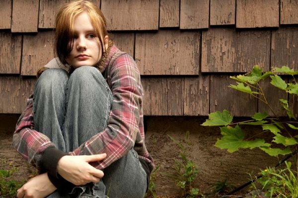 Пока я работала, чтобы обеспечить семью, дочка совершенно от рук отбилась, теперь я жалею, что вообще решилась ее рожать