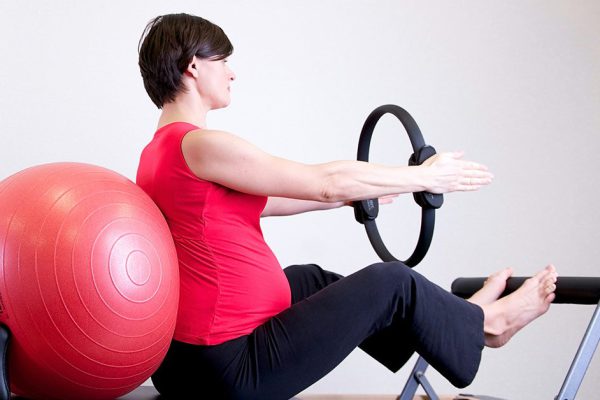 Сын мужа от первого брака приходит и остается ночевать, а я в положении, мне нужен покой