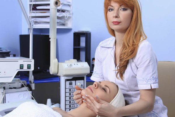 Согласилась на уговоры косметолога и сделала дорогую, но бесполезную процедуру