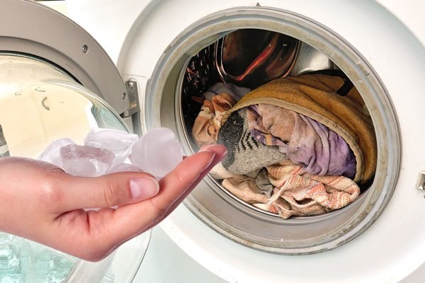 Для чего прозорливые хозяйки закидывают пару кубиков льда в стиральную машинку