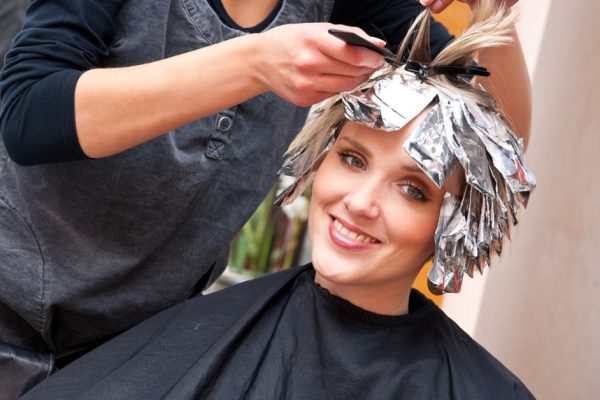 Парикмахер объяснил: «Думаешь, краска без аммиака более щадящая? Ты ошибаешься, ведь на самом деле…»