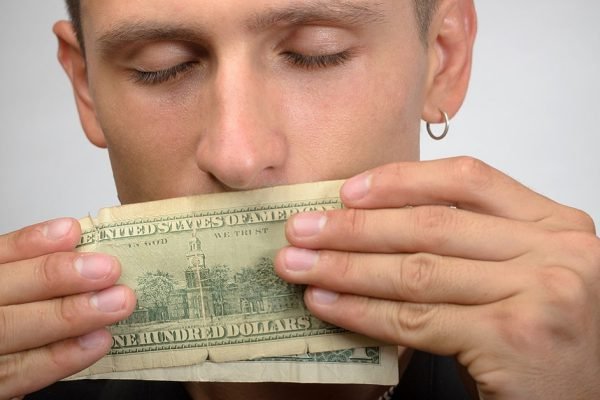 У мужа прогорел бизнес, заставляет меня продать квартиру, а я бушую