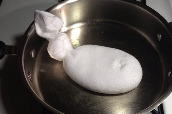 Она засыпала соль в носок и положила на сковороду. Этот метод и меня не раз спасал!