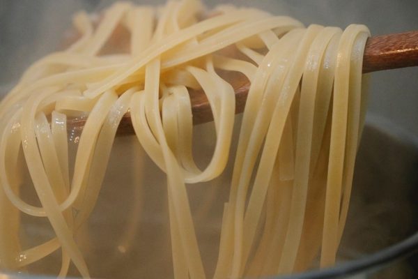 Поспорили со свекровью на 100 долларов, надо ли промывать макароны