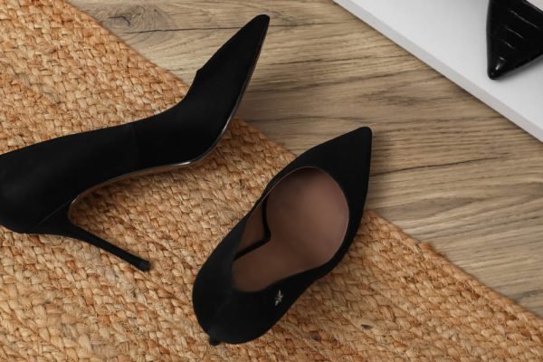 На работе мне стало плохо, пришла домой пораньше и обнаружила у порога чужую женскую обувь