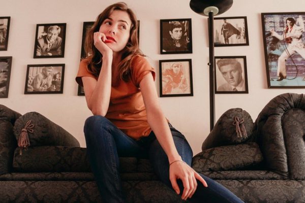 Муж прочел записку о том, что весь город в курсе, чем занимается его жена, а если он не верит, пусть узнает историю появления новой картины в их доме