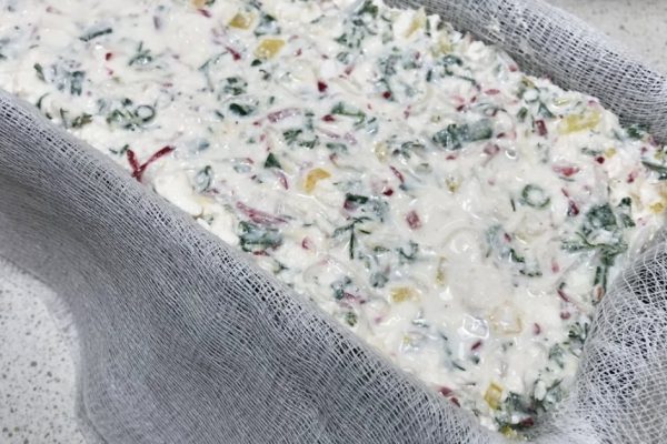 Перетри через сито творог, нарежь соломкой редиску и не забудь про хрен! Намажь на гренки свежую, ароматную…