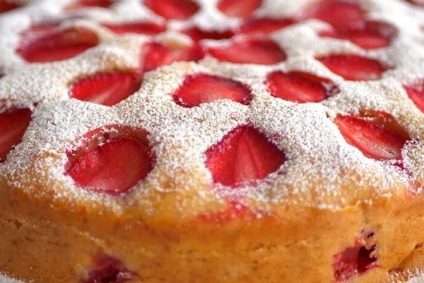 Сезон клубники в самом разгаре, беру сочные ягоды и начинаю печь ароматную шарлотку