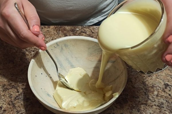 Разочаровалась в магазинной сгущенке, научилась варить дома сгущенное молоко, получается точь-в-точь как из банки