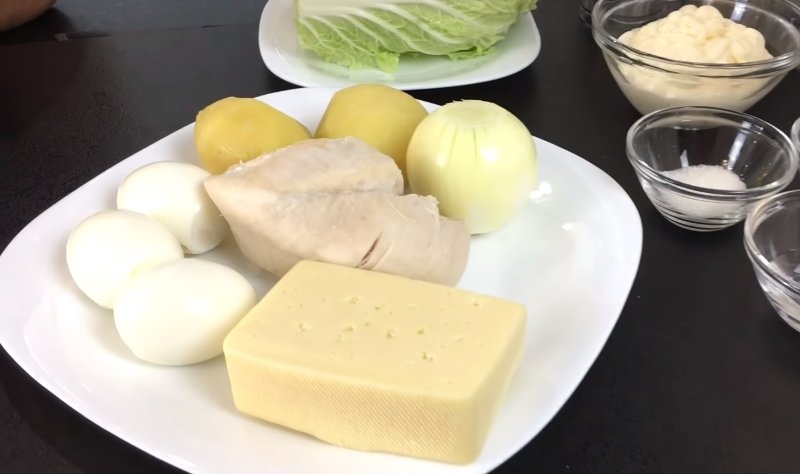 простой салат из пекинской капусты и курицы