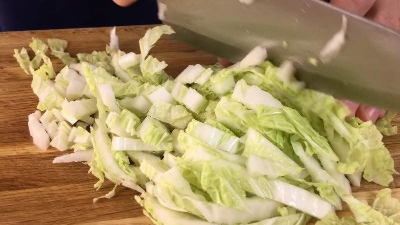 простой и вкусный салат из пекинской капусты