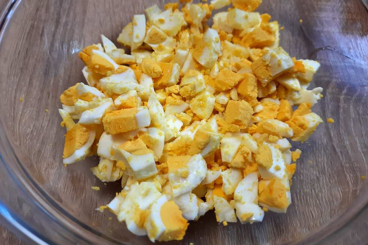 простой салат с сухариками