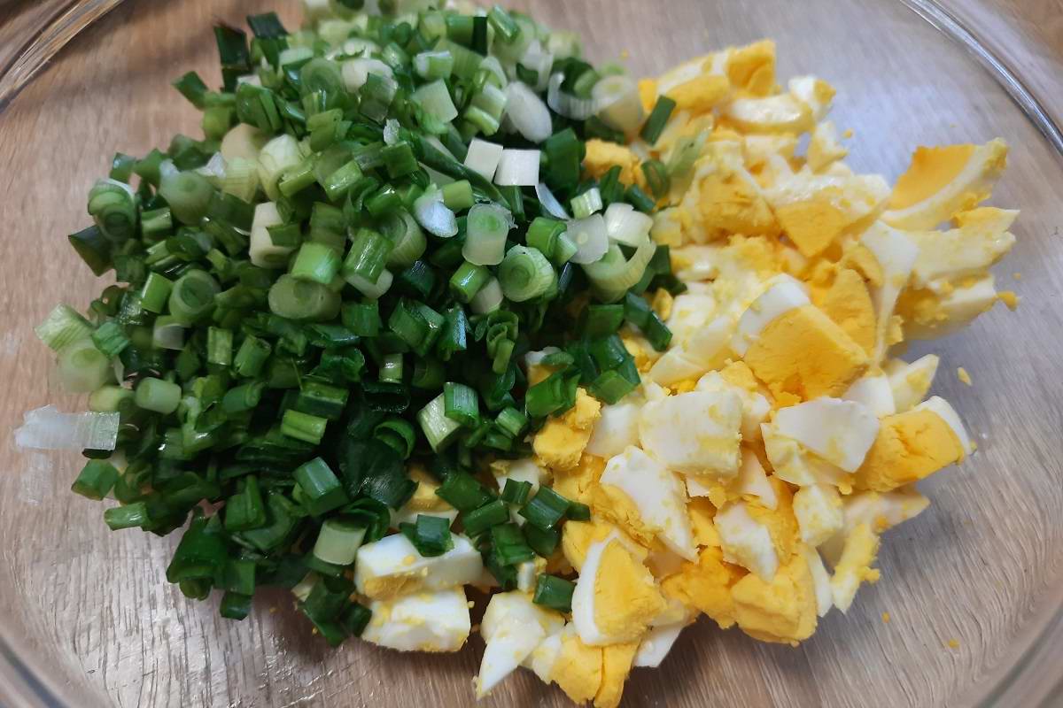 простой салат с сухариками