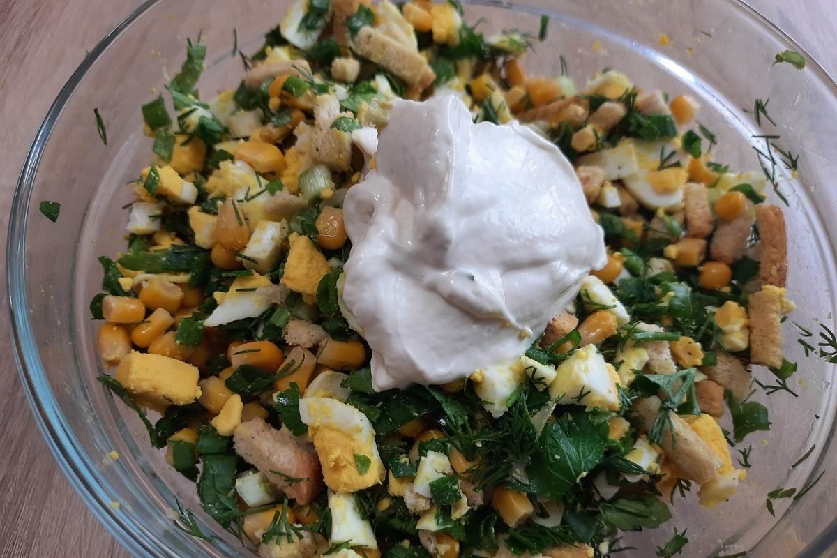 простой салат с сухариками